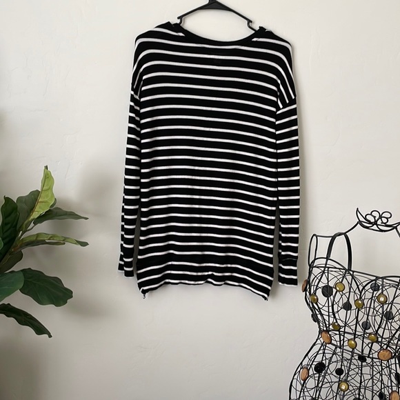 A PEA IN THE POD - BLACK AND WHITE STRIPED MATERNITY LONG SLEEVE SHIRT - Picture 3 of 4